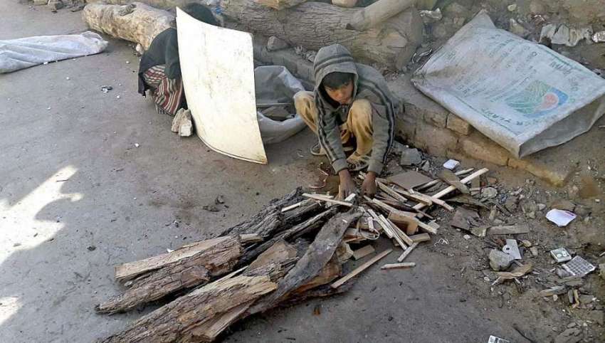 راولپنڈی: ایک خانہ بدوش بچہ گھر کا چولہا جلانے کے لیے خشک ..
