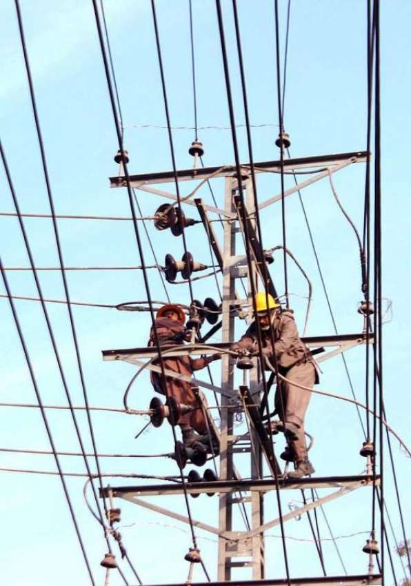 لاہور: واپڈا اہلکار بجلی کی تاریں مرمت کرنے میں مصروف ہیں۔