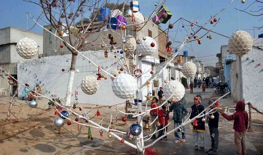 اسلام آباد: بچے کرسمس کے حوالے سے سجایا گیا درخت دیکھ رہے ..