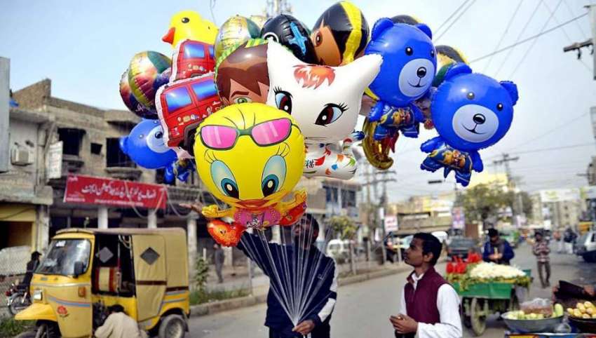 راولپنڈی: ایک محنت کش مختلف اقسام کے رنگ برنگے بیلون فروخت ..