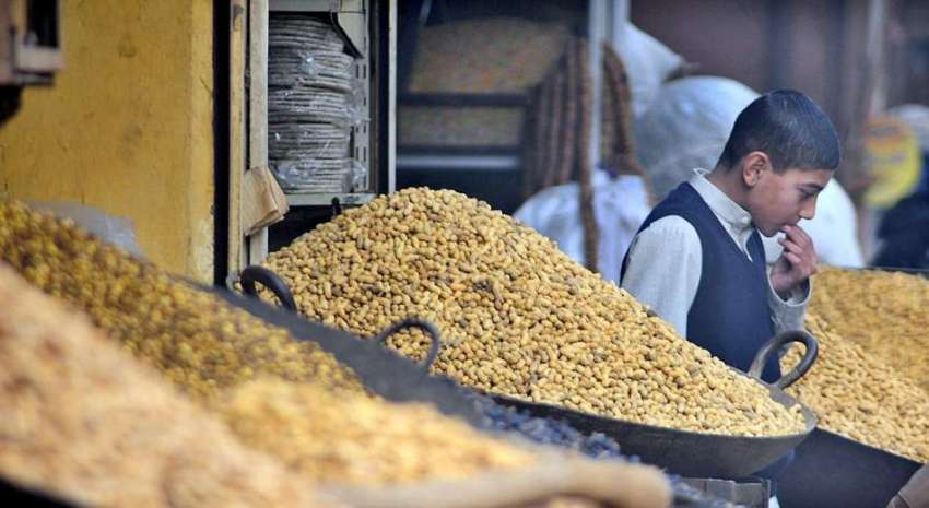 راولپنڈی: ایک دکاندار نے مونگ پھلی اور بھنے ہوئے چنے فروخت ..