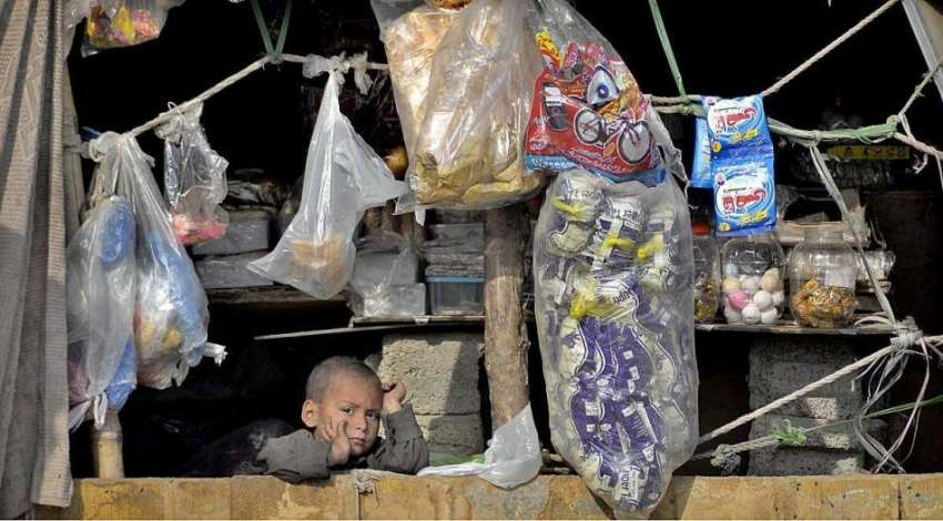 راولپنڈی: ایک معصوم بچے اپنے والد کی دکان سے باہر کی طرف ..