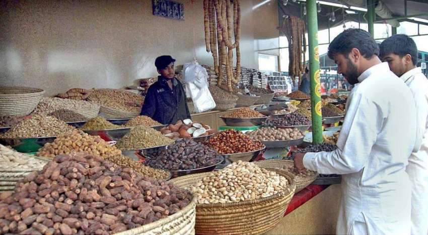 راولپنڈی: شہری ایک دوکان سے مونگ پھلی خرید رہے ہیں۔