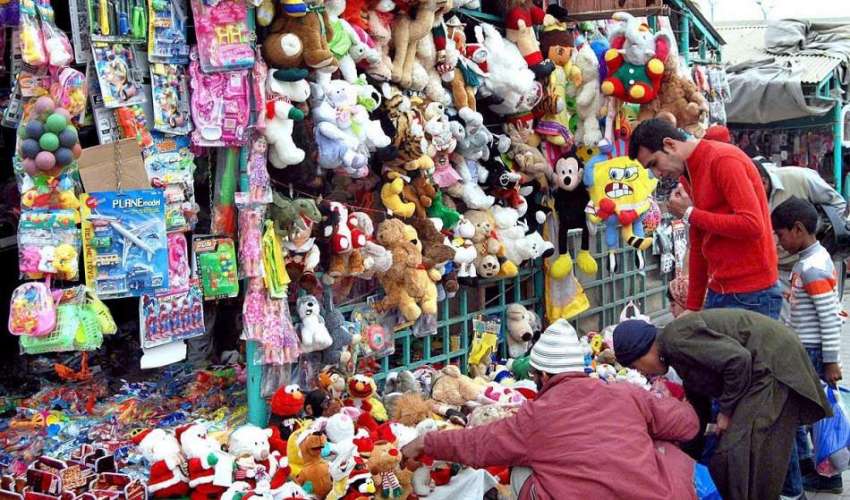 اسلام آباد: ایک محنت کش نے سڑک کنارے بچوں کے کھلونے فروخت ..