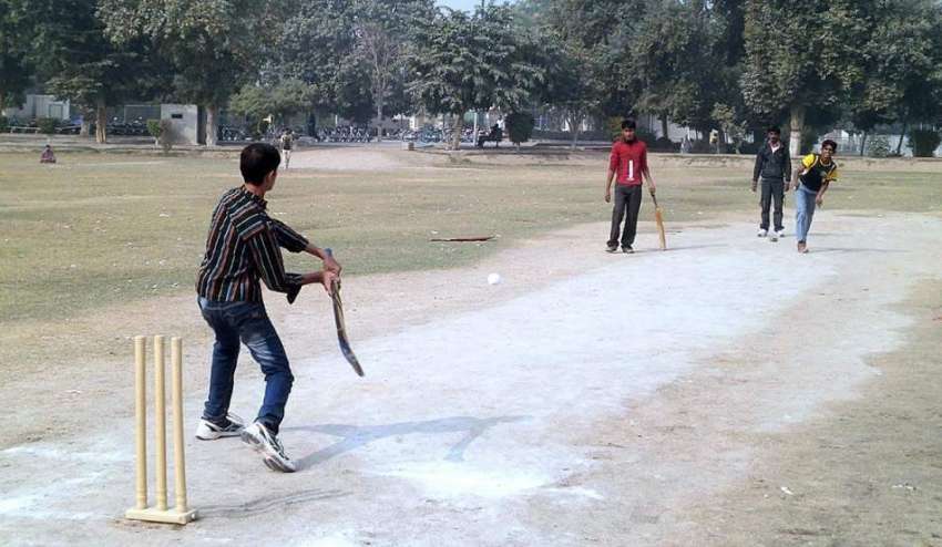 بہاولپور: نوجوان مقامی گراؤنڈ میں کرکٹ کھیل رہے ہیں۔