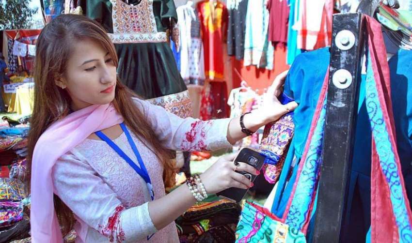 حیدر آباد: سندھ میوزیم میں فیسٹیول کے دوران ایک خاتون کپڑے ..