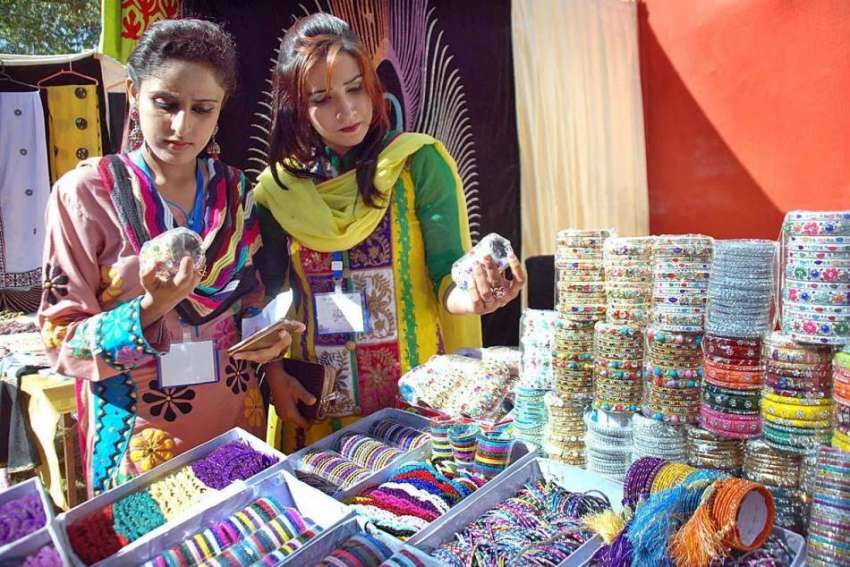 حیدر آباد: سندھ میوزیم میں فیسٹیول کے دوران لڑکیا ں ایک سٹال ..