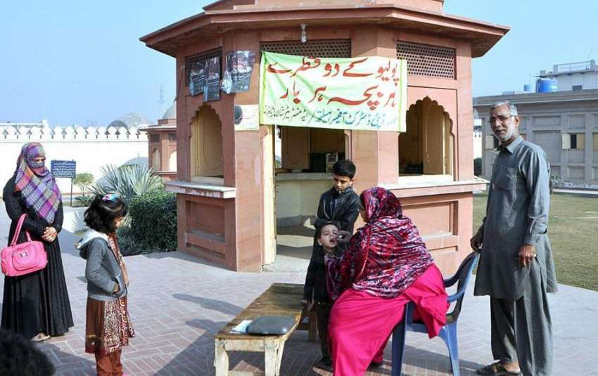 لاہور: شہر میں جاری پولیوں مہم کے دوران لیڈی ہیلتھ ورکر ایک ..