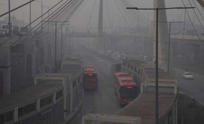 لاہور: صوبائی دارالحکومت میں صبح کے وقت شدید دھند نے ڈیرے ..