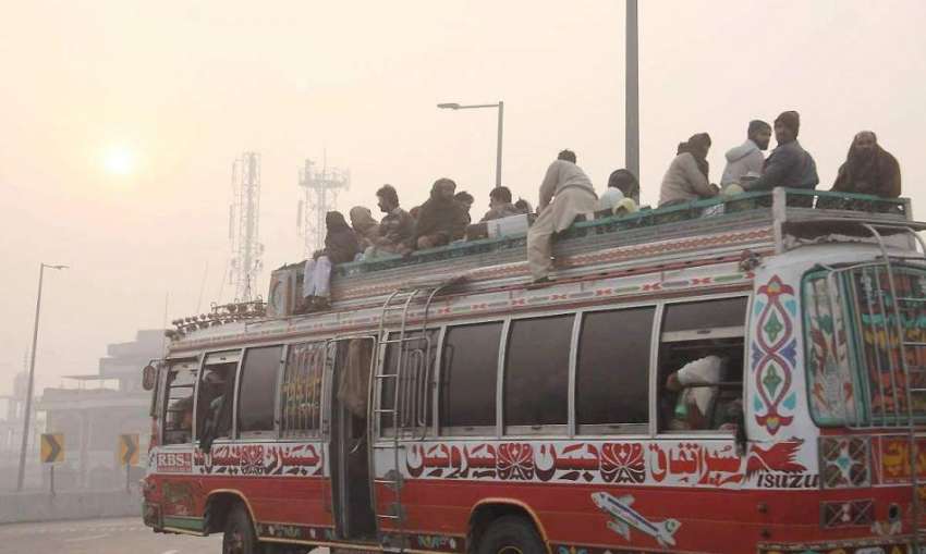 لاہور: ٹرانسپورٹ کی کمی کے باعث مسافر بس کی چھت پر سوار ہو ..