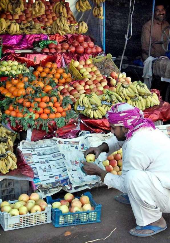 فیصل آباد: ایک دکاندار گاہکوں کو متوجہ کرنے کے لیے پھل خوبصورت ..