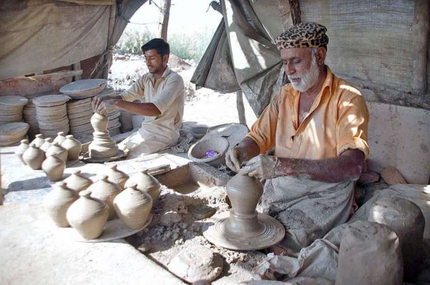 حیدر آباد: دو کمہار مٹی کے گلے بنانے میں مصروف ہیں۔