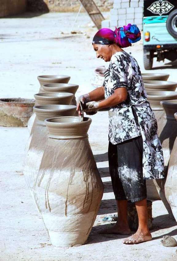 حیدر آباد: محنت کش خاتون روایتی تندور بنانے میں مصروف ہے۔