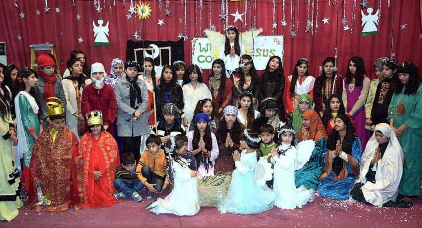 سیالکوٹ: کرسمس کی آمد کے موقع پر کرسچن بچے مذہبی ٹیبلو پیش ..