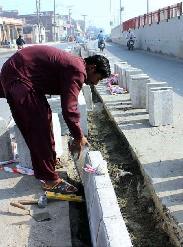 ملتان: شہری میں جاری ترقیاتی کاموں کے دوران ایک مزدور سڑک ..