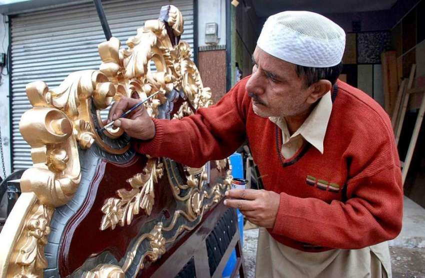 پشاور: ایک محنت کش فرنیچر کو فائنل ٹچ دے رہا ہے۔