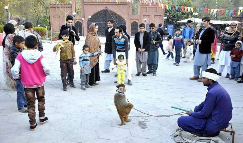 اسلام آباد: ایک خانہ بدوش شخص شہریوں کو بندر کا تماشہ دکھا ..