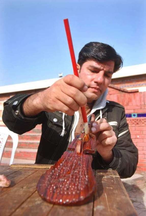 اسلام آباد: ایک شخص اپنا آلات موسیقی تیار کر رہا ہے۔