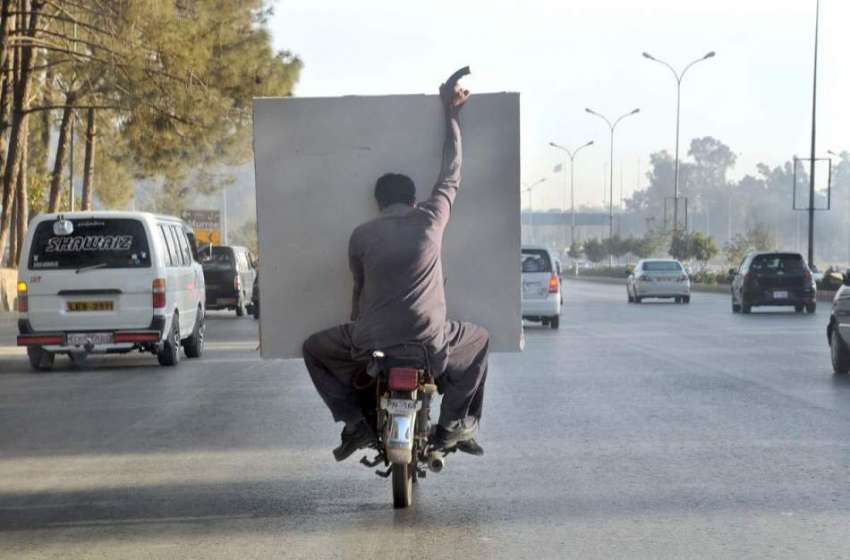 اسلام آباد: ایک موٹر سائیکل سوار خطرناک انداز سے شیٹ اٹھائے ..