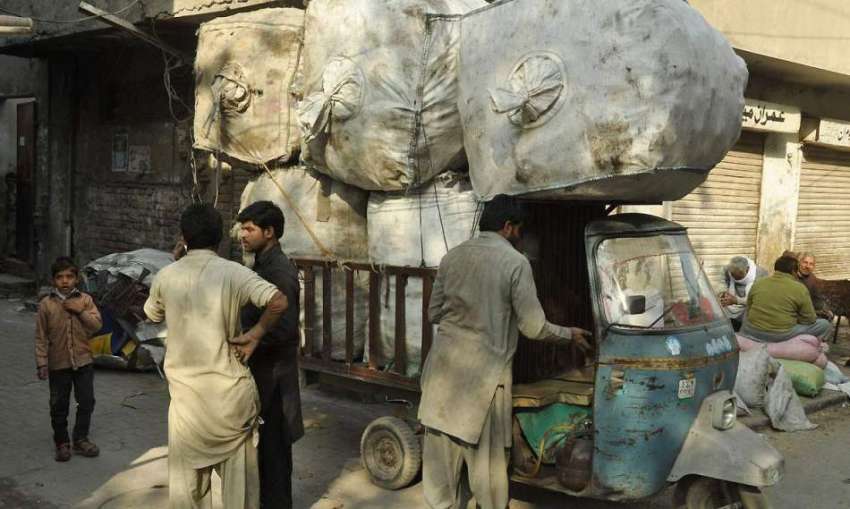 لاہور: ایک شخص رکشہ پر اوور لوڈنگ کر رہا ہے جو کسی بھی حادثے ..