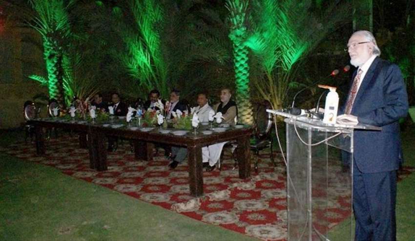 کراچی: سینیٹر عبدالحسیب خان یوبی جی ممبران سے خطاب کر رہے ..