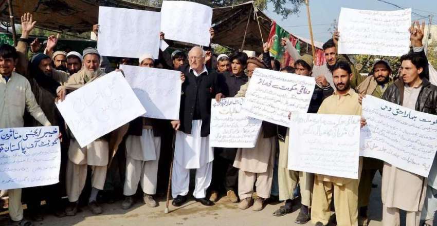 پشاور: خیبر ایجنسی باڑہ کے رہائشی اپنے مطالبات کے حق میں ..