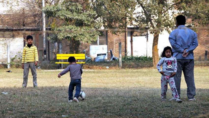 اسلام آباد: بچے مقامی پارک میں کھیل کود میں مصروف ہیں۔