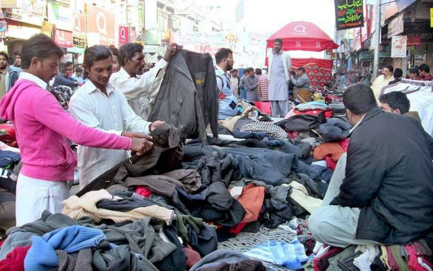 فیصل آباد: شہری پرانے گرم کپڑے خریدنے میں مصروف ہیں۔