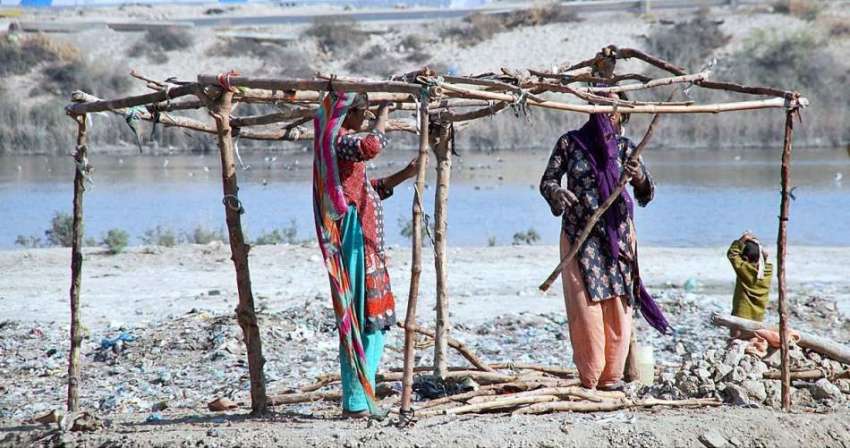حیدر آباد: خانہ بدوش خواتین اپنے رہنے کے لیے شیڈ بنانے میں ..
