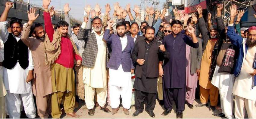 لاہور: عوامی رکشہ یونین کے کارکن کلمہ چوک پر ٹریفک وارڈنز ..