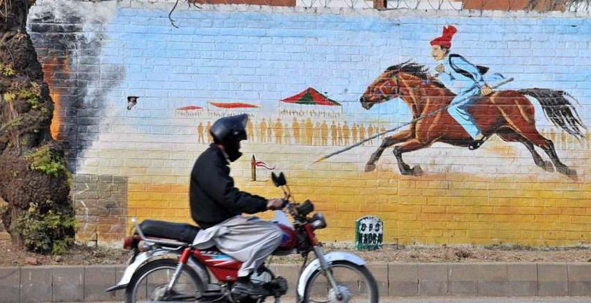 اسلام آباد: ایک ایک موٹر سائیکل سوار دیوار پر بنائی گئی پینٹنگ ..