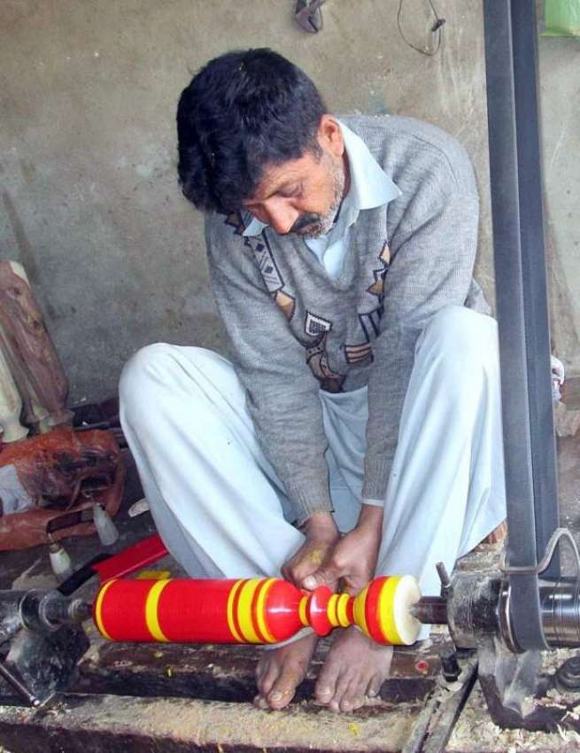 فیصل آباد: محنت کش لکڑی کے فرنیچر کی تیاری کے مراحل سے گزر ..