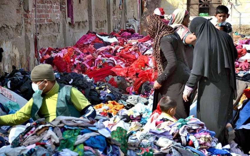 حیدر آباد: خواتین پرانے گرم کپڑے خریدنے میں مصروف ہیں۔