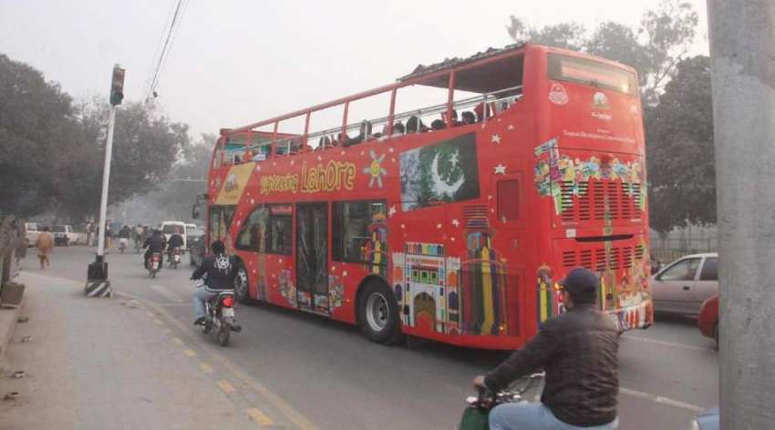 لاہور: سپیشل ثقافتی بس مال روڈ سے گزر رہی ہے۔