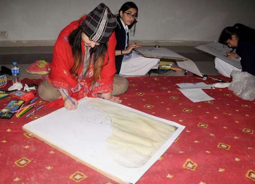 اسلام آباد: خاکہ بنانے کے مقابلے میں شریک طالبات خاکے بنا ..