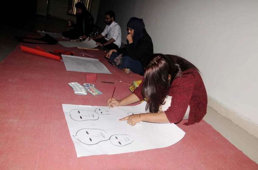 اسلام آباد: خاکہ بنانے کے مقابلے میں شریک طالبات خاکے بنا ..