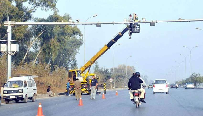 اسلام آباد: کشمیر ہائی وے پر لگے سی سی ٹی وی کیمرے کو متعلقہ ..