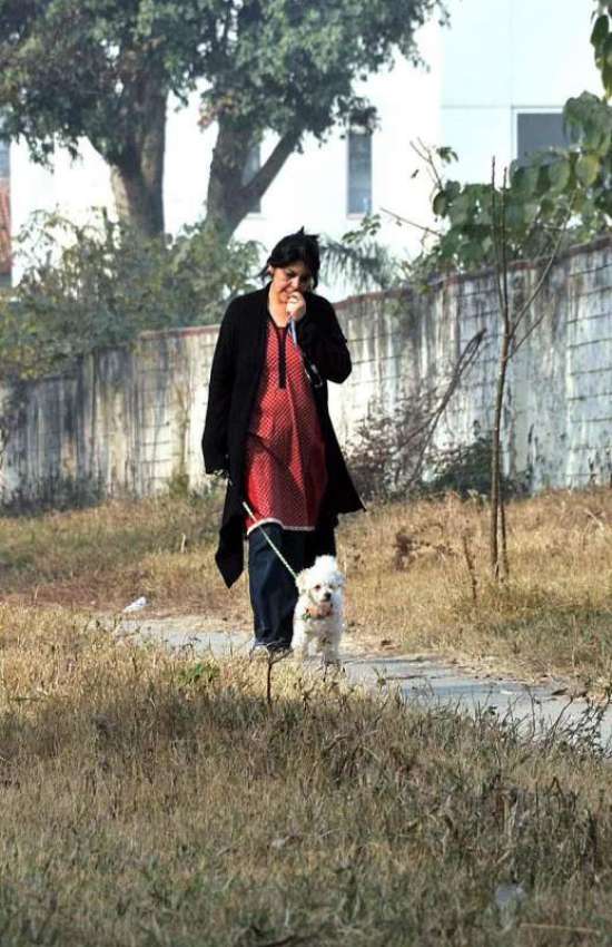 اسلام آباد: ایک لڑکی اپنے پالتو کتے کے ہمراہ واک کر رہی ہے۔