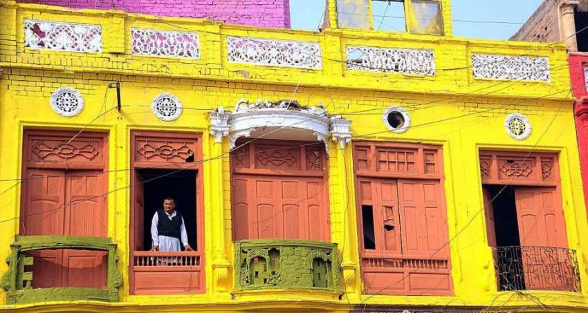 ملتان: تاریخی حرم گیٹ کے قریب نئے پینٹ کی گئی عمارت کا ایک ..
