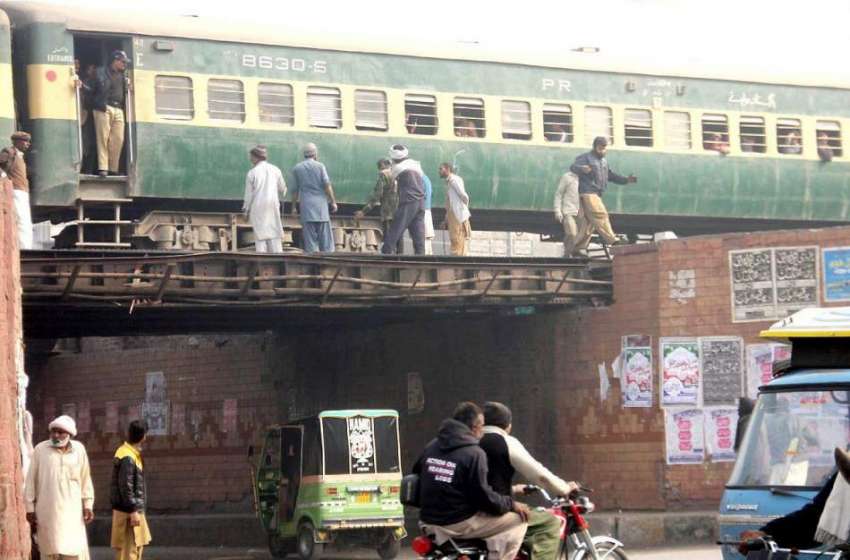 لاہور: ایک موریہ پل پر ریلوے ٹریک پر کام کرنیوالے ملازمین ..