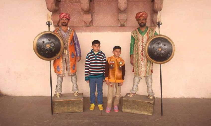 لاہور: تاریخی شاہی قلعہ کی سیر کے لیے آنیوالے بچے شاہی چوبداروں ..