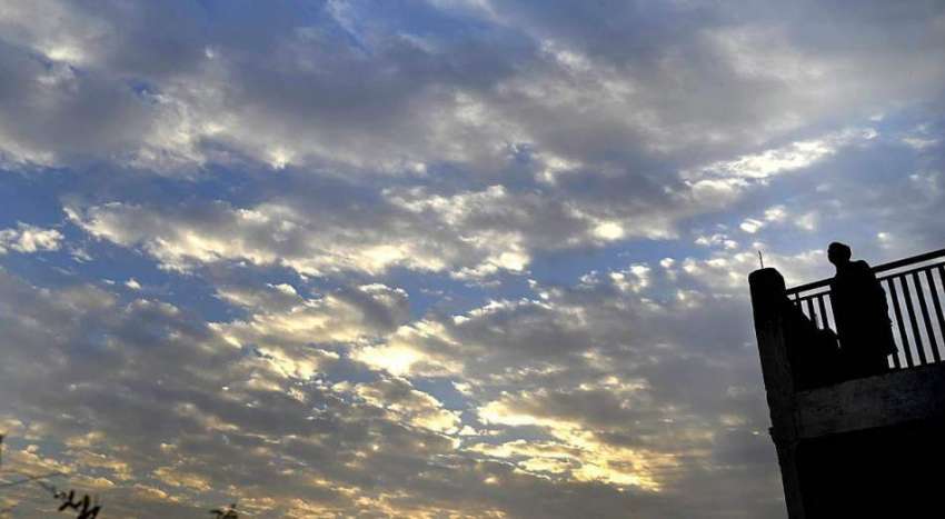 راولپنڈی: دوپہر کے وقت آسمان پر چائے بادلوں کا خوبصورت منظر۔