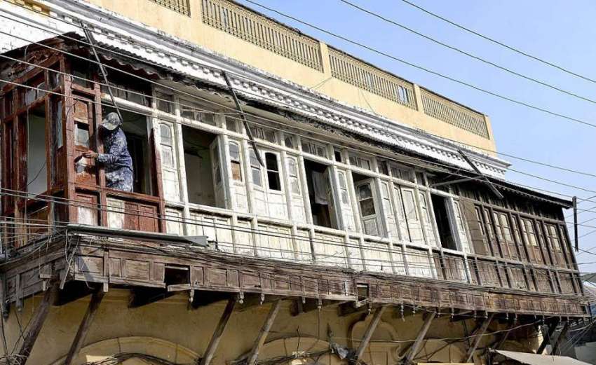راولپنڈی: ایک مزدور روایتی انداز سے بنائی گئی عمارت کو پینٹ ..