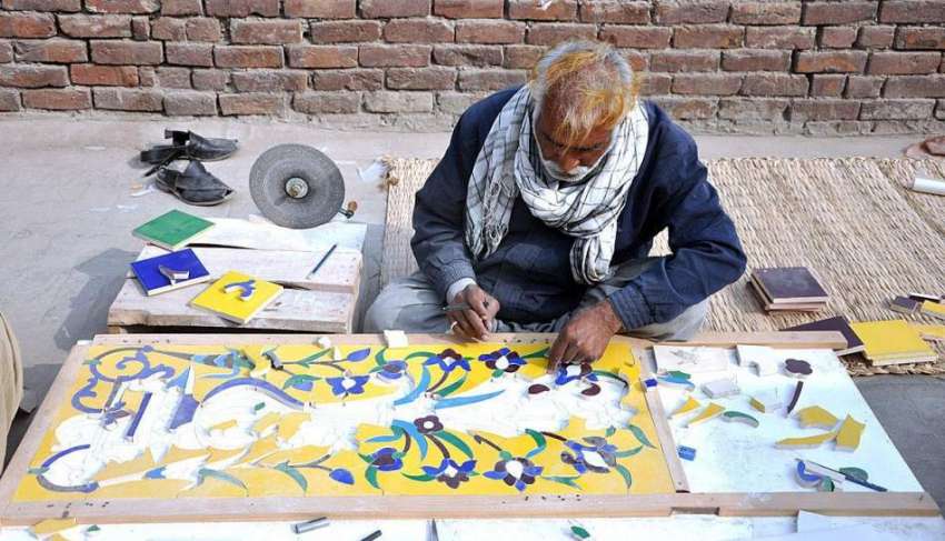 لاہور: ایک مزدور تاریخی عمارت چوبرجی کی سجاوٹ کے لیے ٹائلیں ..