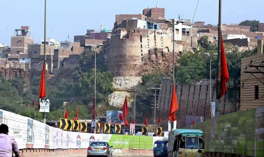 حیدر آباد: تاریخی پکا قلعہ کی خستہ حال دیوار انتطامیہ کی ..