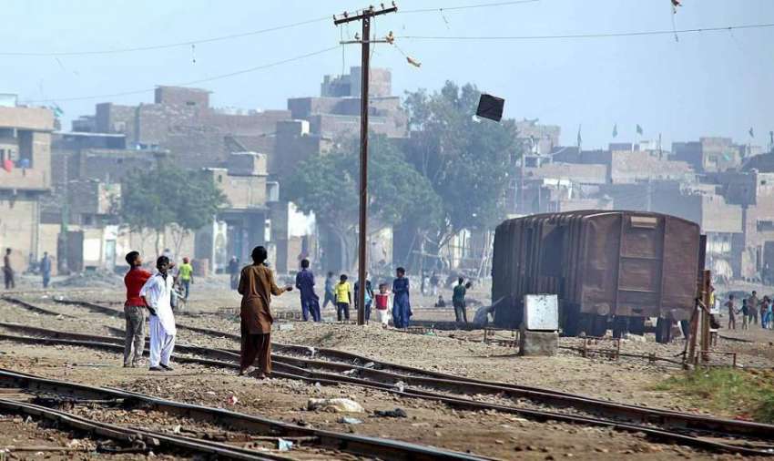 حیدر آباد: نوجوان لڑکے ریلوے ٹریک پر کسے خطرے سے بے خبر پتنگ ..