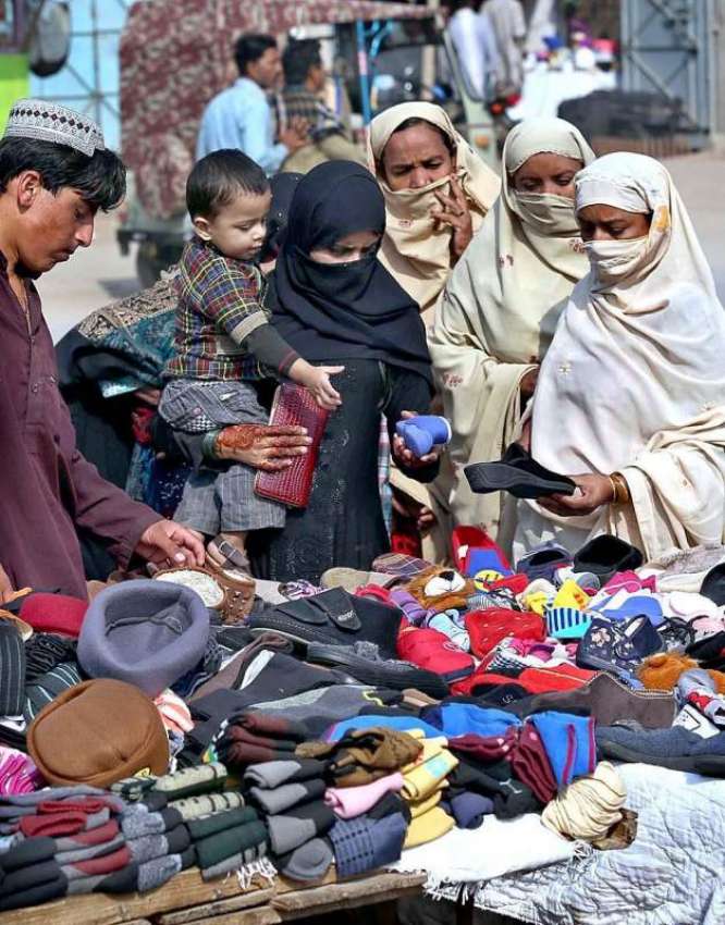 حیدر آباد: خواتین ریڑھی بان سے بچوں کے جوتے پسند کر رہی ہیں۔