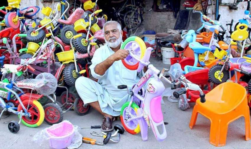 پشاور: ایک محنت کش بچوں کی نئی سائکلیں تیار کرنے میں مصروف ..