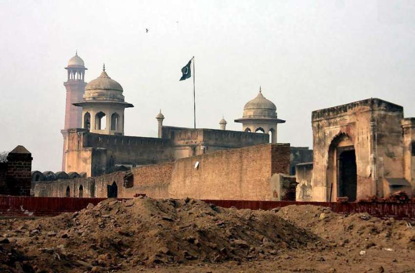 لاہور: تاریخی شاہی قلعہ کے اندرونی احاطہ میں کھدائی کے بعد ..