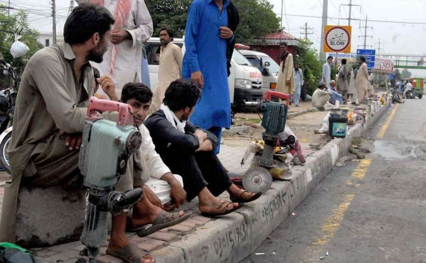 راولپنڈی: ملکی صورتحال سے بے خبر مزدور کام کے انتظار میں ..